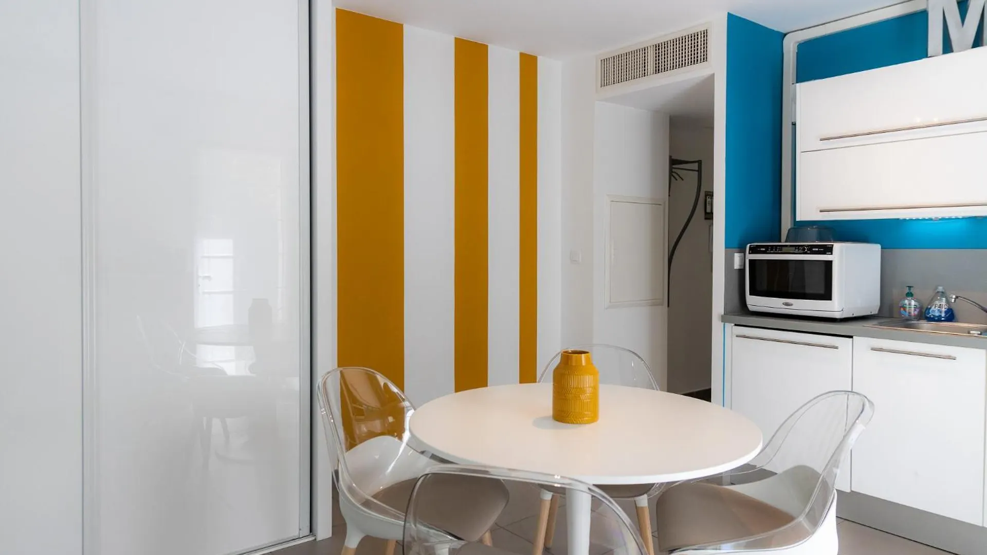 Studio Contemporain Blue Lagoon 3 Etoiles Hyeres Apartment